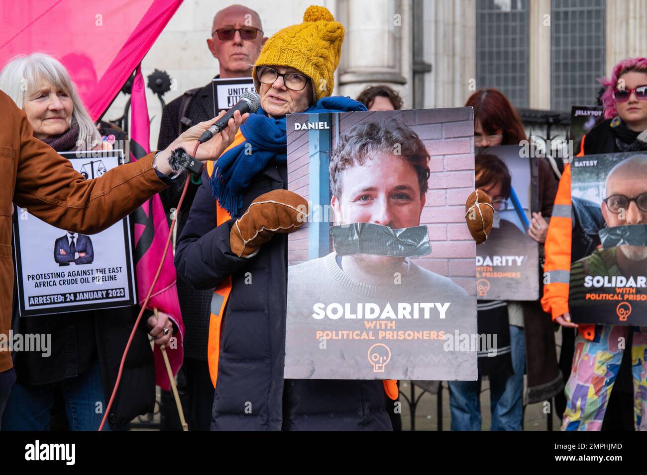 Londra, Inghilterra, Regno Unito 31 gennaio 2023 Una coalizione di manifestanti del clima, tra cui la rivolta dell'estinzione, Just Stop Oil e Stop HS2, si riunisce al di fuori delle Corti reali di Giustizia per manifestare contro l'incarcerazione e l'assassinio di attivisti del clima nel Regno Unito e in tutto il mondo. Le foto dei prigionieri britannici sono state tenute con nastro adesivo attraverso la bocca, mentre effigi di Boris Johnson, Rupert Murdoch e Rishi affondati sedettero intorno ad una tavola di soldi che simboleggiano i profitti davanti alle persone e al clima. Tra i relatori, Paul Powlesland di Lawyers for Nature. Foto Stock