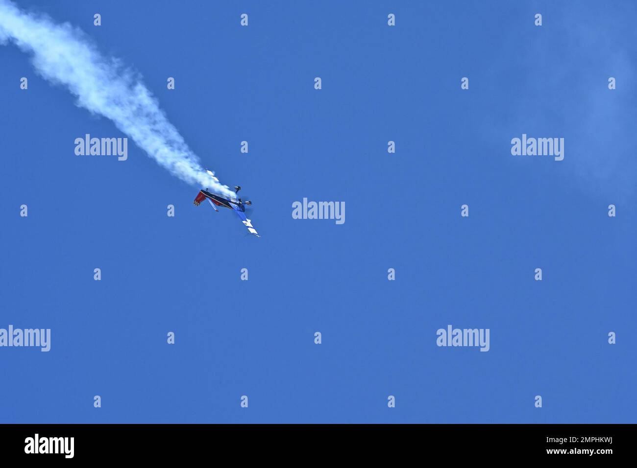 JACKSONVILLE, FLORIDA. (21 ottobre 2022) Patty Wagstaff dimostra le sue acrobazie aeree al NAS Jacksonville Airshow. Lo spettacolo ha celebrato il patrimonio dei Blue Angels, che risale al 1946, nel luogo di nascita dello squadrone NAS Jacksonville. Lo spettacolo ha anche caratterizzato esibizioni aeree di altre squadre di volo militari e civili, intrattenimento dal vivo e l'opportunità di vedere aerei e veicoli militari e gli Stati Uniti Special Operations Command Parachute Team. Foto Stock