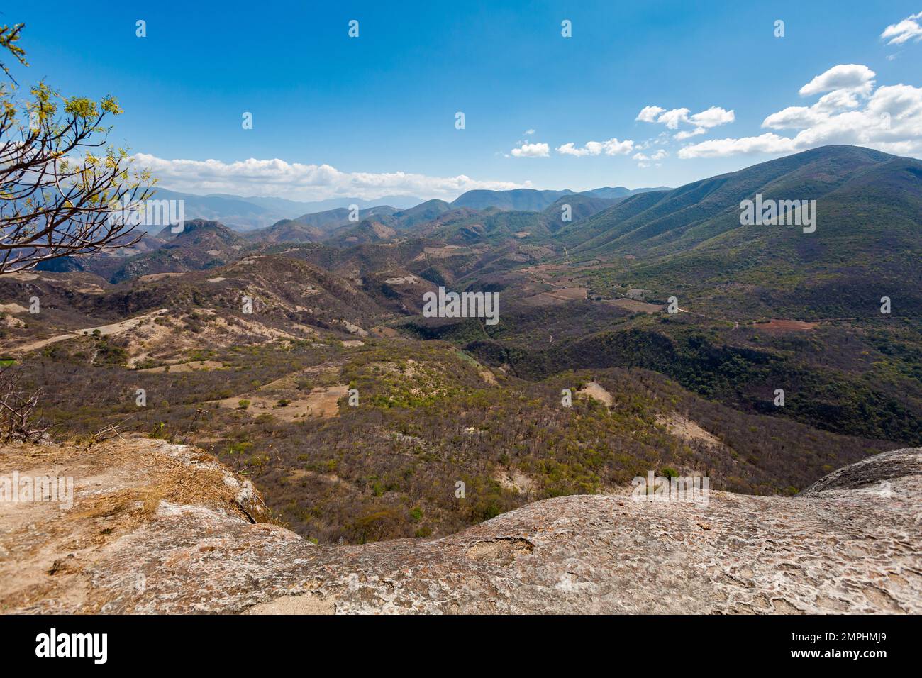 Bellissimo paesaggio delle montagne di San Lorenzo Albarradas nella zona di Hierve el Agua, Oaxaca, Messico Foto Stock