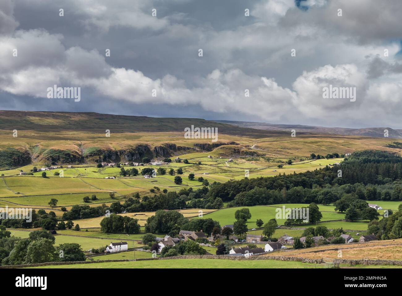 Un intervallo luminoso illumina le frazioni di Holwick in lontananza e Newbiggin in primo piano. Foto Stock