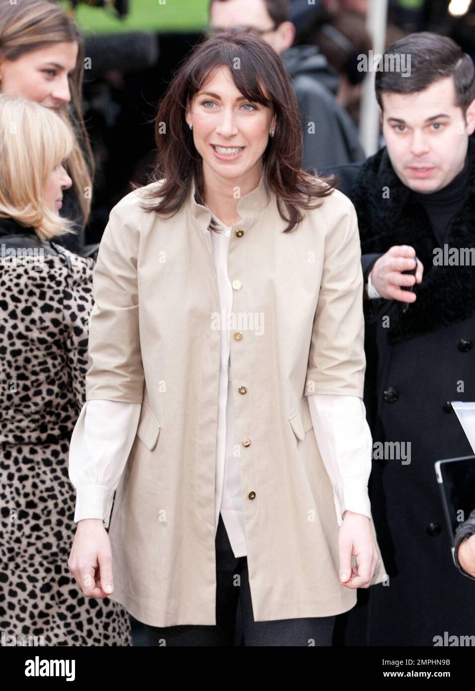 Samantha Cameron posa a Kensington Gardens prima di dirigersi all'interno per la sfilata di moda Burberry Prorsum durante la London Fashion Week. 02/21/11. Foto Stock