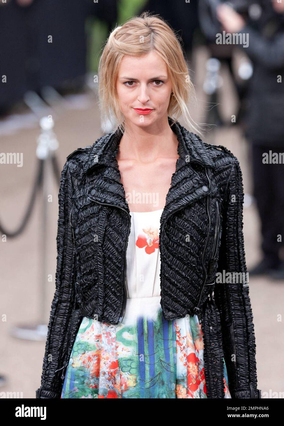 Jacquetta Wheeler si posa a Kensington Gardens prima di dirigersi all'interno per la sfilata di moda Burberry Prorsum durante la London Fashion Week. 02/21/11. Foto Stock