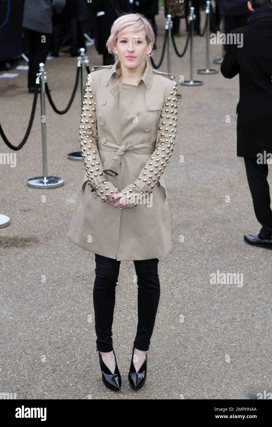 Ellie Goulding si posa a Kensington Gardens prima di dirigersi all'interno per la sfilata di moda Burberry Prorsum durante la London Fashion Week. 02/21/11. Foto Stock