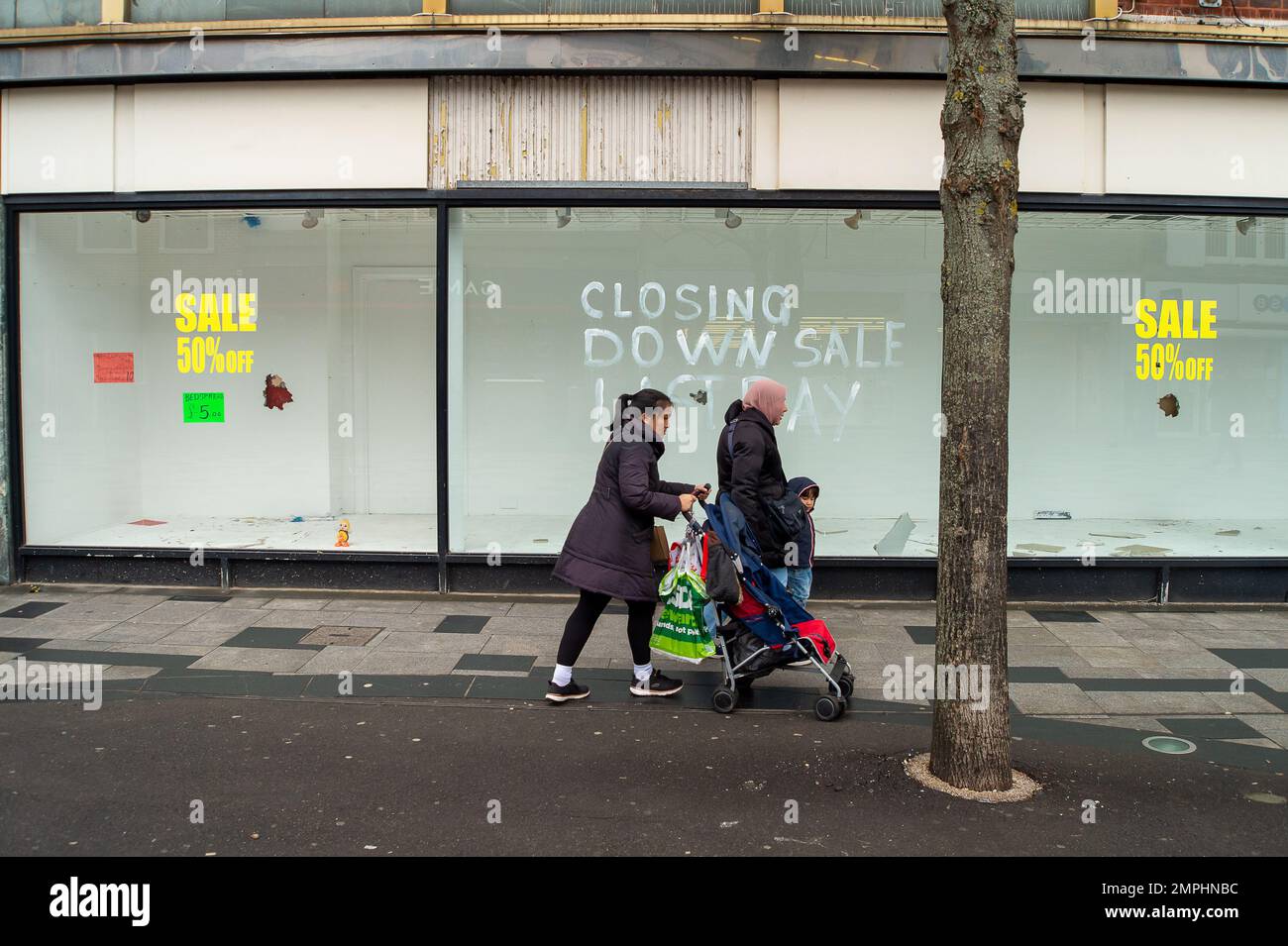 Slough, Berkshire, Regno Unito. 31st gennaio 2023. L'ex negozio Debenhams, che divenne un outlet di fabbrica, è ora chiuso. Le insolvenze aziendali hanno raggiunto il livello massimo di 13 anni. Nel 2022 sono quasi 22k le aziende che hanno chiuso. Fattori quali l'impatto di Covid-19, lo shopping online, l'inflazione, i costi di produzione, i costi del personale, e l’aumento dei prezzi del carburante sono alcune delle ragioni per cui. Anche se Slough sta attraversando una grande rignerazione, il numero di imprese che hanno chiuso è notevole. Credit: Maureen McLean/Alamy Live News Foto Stock