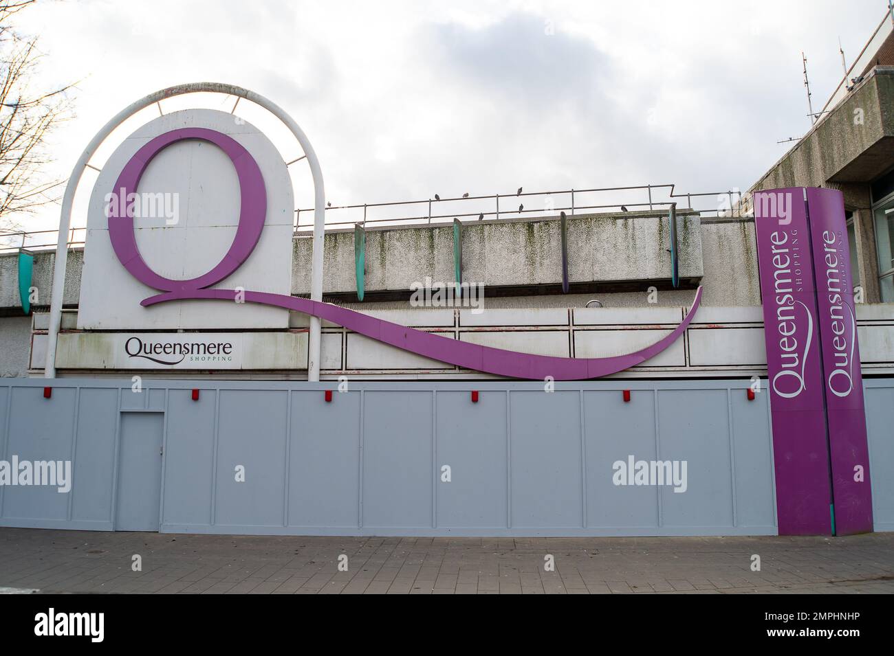 Slough, Berkshire, Regno Unito. 31st gennaio 2023. Metà del Queensmere Shopping Centre di Slough è stato chiuso. Nel 2022 sono quasi 22k le aziende che hanno chiuso. Fattori quali l'impatto di Covid-19, lo shopping online, l'inflazione, i costi di produzione, i costi del personale, e l’aumento dei prezzi del carburante sono alcune delle ragioni per cui. Anche se Slough sta attraversando una grande rignerazione, il numero di imprese che hanno chiuso è notevole. Credit: Maureen McLean/Alamy Live News Foto Stock