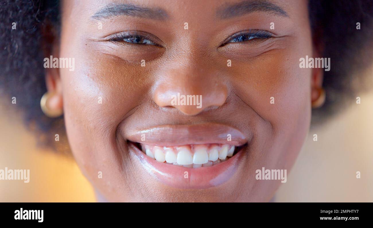 Donna nera fiduciosa e orgogliosa sorridente, mostrando forza e dignità. Primo piano del volto e della testa di una bella giovane afro-americana femmina Foto Stock