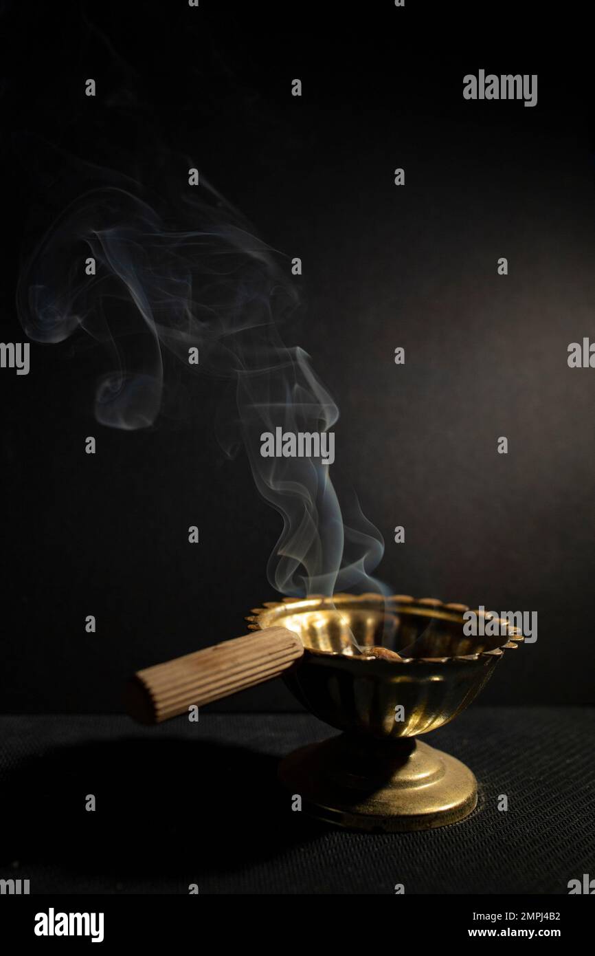 Un semplice censore ortodosso rumeno o incenso bruciatore, fuoco morbido primo piano, sfondo scuro moody Foto Stock