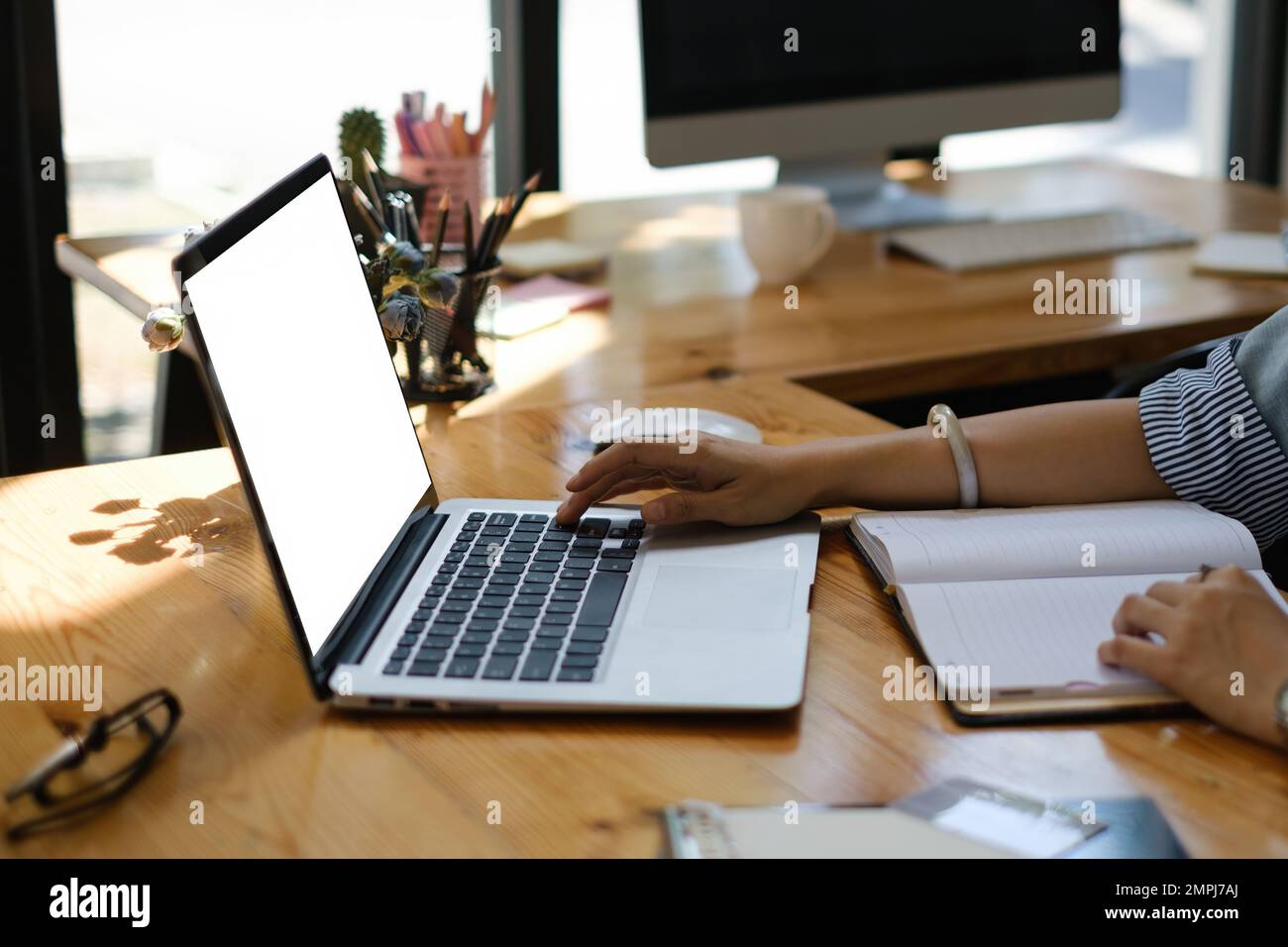 Computer portatile mockup con schermo vuoto. Incontri di uomini d'affari e brainstorming in videoconferenza. Foto Stock