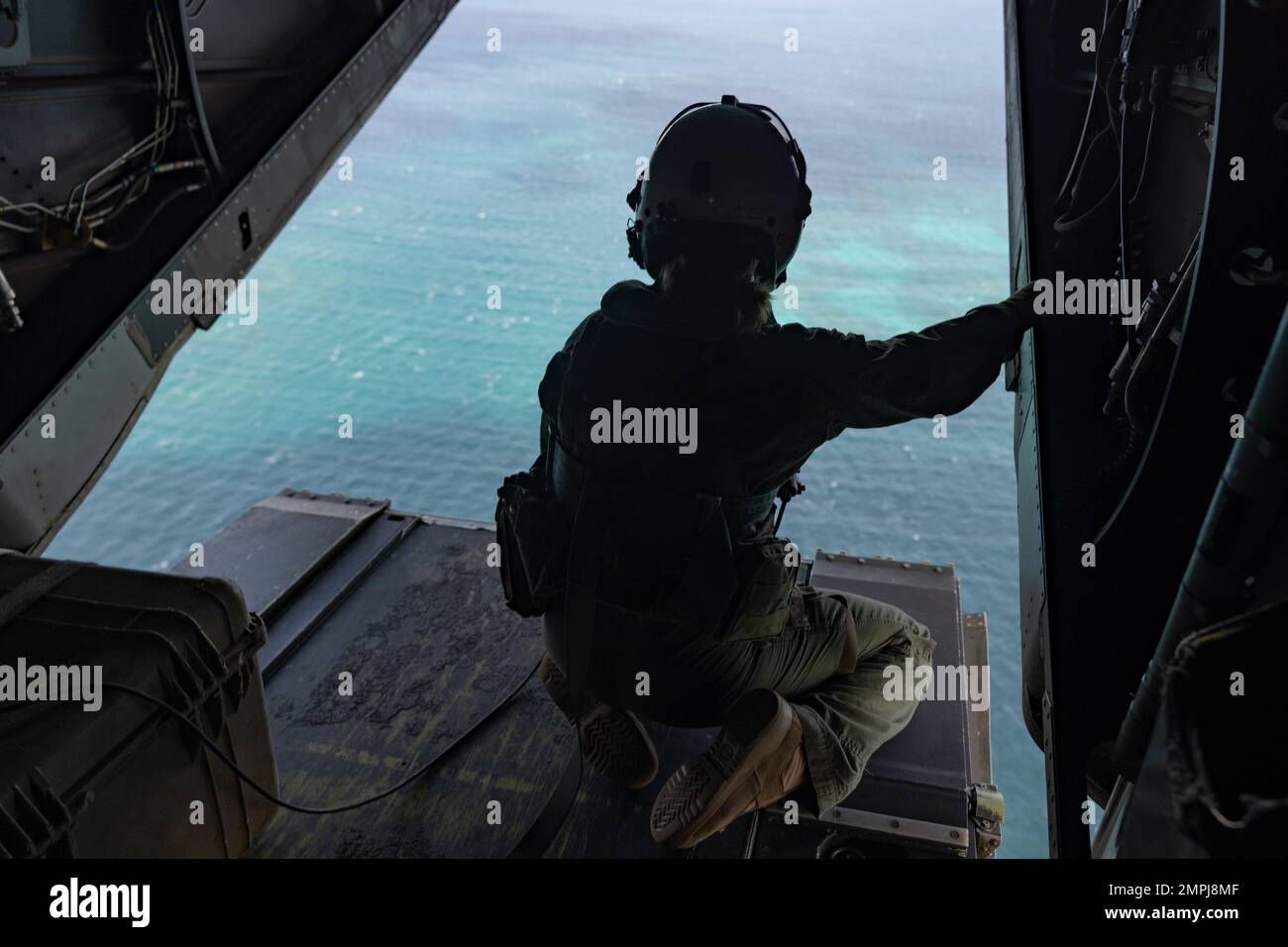 STATI UNITI Paige Sportsman, un capo equipaggio di Osprey MV-22 con Marine Medium Tiltrotor Squadron 265, Marine Aircraft Group 36, 1st Marine Aircraft Wing, si prepara per l'atterraggio a Camp Courtney, Okinawa, Giappone, 24 ottobre 2022. III Marine Expeditionary Force ha ospitato un seminario di media per i rappresentanti dei media di Okinawan per fornire una migliore comprensione di ciò che il III MEF fa al fine di migliorare le relazioni con la loro nazione ospitante. I rappresentanti dei media hanno avuto l'opportunità di volare su aerei militari, osservare le gamme di fuoco dal vivo e visitare il Jungle Warfare Training Center. Lo sportivo è Foto Stock