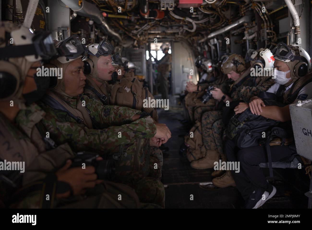 STATI UNITI Marines con III Marine Expeditionary Force, Giappone Ground Self-Defense Force membri, e Okinawan rappresentanti dei media volano in un MV-22 Osprey su ie Shima, Okinawa, Giappone, 24 ottobre 2022. III MEF ha ospitato un seminario sui media per i rappresentanti dei media di Okinawan per fornire una migliore comprensione di ciò che il III MEF fa al fine di migliorare le relazioni con la loro nazione ospitante. I rappresentanti dei media hanno avuto l'opportunità di volare su aerei militari, osservare le gamme di fuoco dal vivo e visitare il Jungle Warfare Training Center. Foto Stock
