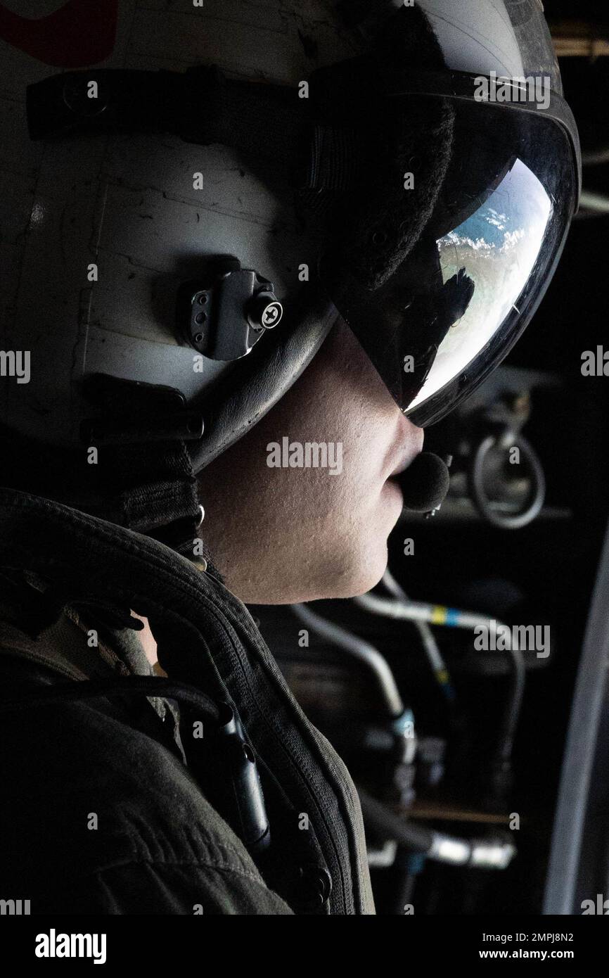 STATI UNITI Ryan Caffrey, un capo equipaggio di Osprey MV-22 con Marine Medium Tiltrotor Squadron 265, Marine Aircraft Group 36, 1st Marine Aircraft Wing, si prepara per l'atterraggio a Shima, Okinawa, Giappone, 24 ottobre 2022. III Marine Expeditionary Force ha ospitato un seminario di media per i rappresentanti dei media locali di Okinawa per fornire una migliore comprensione di ciò che il III MEF fa al fine di migliorare le relazioni con la loro nazione ospitante. I rappresentanti dei media hanno avuto l'opportunità di volare su aerei militari, osservare le gamme di fuoco dal vivo e visitare il Jungle Warfare Training Center. Caffrey è un n. Foto Stock