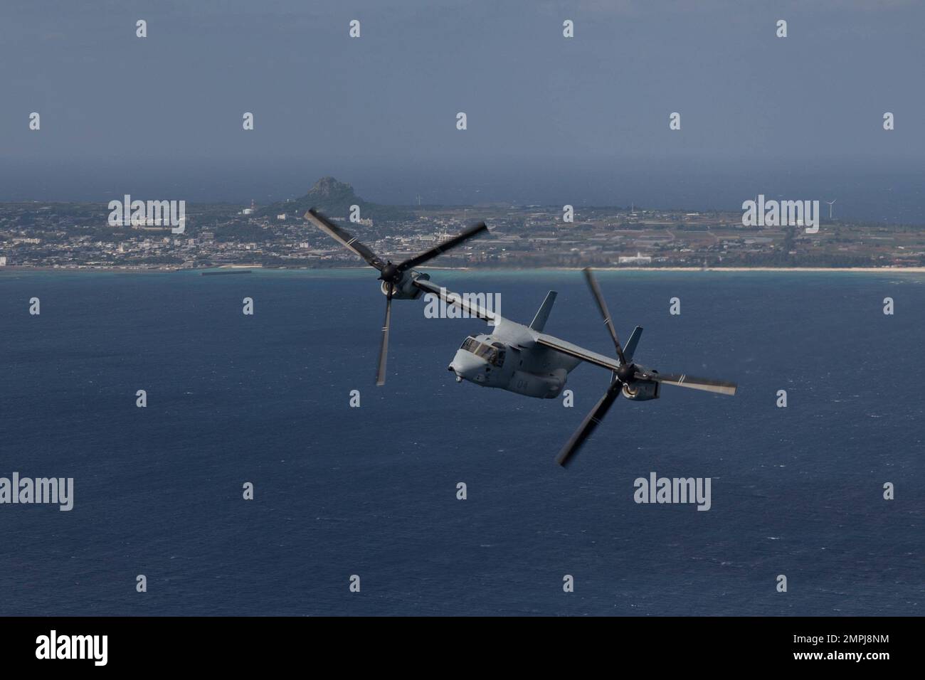 Piloti marini statunitensi con Marine Medium Tiltrotor Squadron 265, Marine Aircraft Group 36, 1st Marine Aircraft Wing, trasporto di Marines con III Marine Expeditionary Force, Giappone Ground Self-Defense Force membri, e Okinawan media rappresentanti a vale a dire Shima, Okinawa, Giappone, 24 ottobre 2022. III MEF ha ospitato un seminario sui media per i rappresentanti dei media di Okinawan per fornire una migliore comprensione di ciò che il III MEF fa al fine di migliorare le relazioni con la loro nazione ospitante. I rappresentanti dei media hanno avuto l'opportunità di volare su aerei militari, osservare le gamme di fuoco vivo e visitare la Guerra della giungla Foto Stock