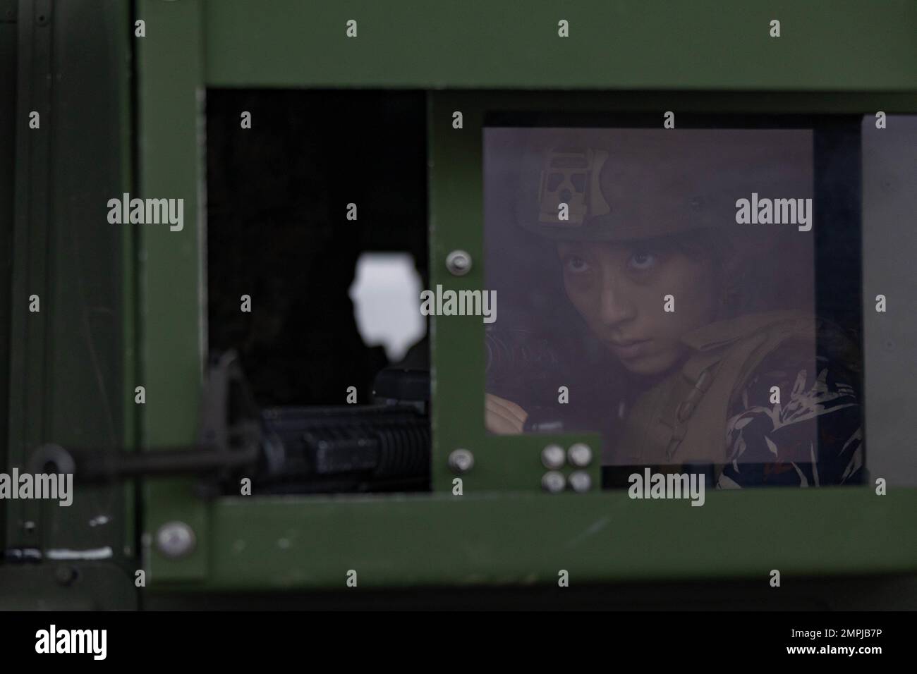 Chisa Otemori, reporter della Japan Broadcasting Organization, NHK, partecipa all'addestramento Combat Convoy Simulator a Camp Hansen, Okinawa, Giappone, 25 ottobre 2022. III Marine Expeditionary Force ha ospitato un seminario di media per i rappresentanti dei media di Okinawan per fornire una migliore comprensione di ciò che il III MEF fa al fine di migliorare le relazioni con la loro nazione ospitante. I rappresentanti dei media hanno avuto l'opportunità di volare su aerei militari, osservare le gamme di fuoco dal vivo e visitare il Jungle Warfare Training Center. Foto Stock