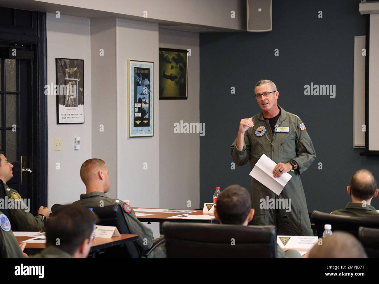 Pete Garvin, comandante, Naval Education and Training Command (NETC), parla ai futuri ufficiali di comando dell'aviazione durante il corso di addestramento dell'ufficiale di comando dell'aviazione militare al Naval Aviation Schools Command a bordo della Naval Air Station Pensacola, 25 ottobre 2022. La missione DI NETC è reclutare, addestrare e consegnare coloro che servono la nostra nazione, portandoli da strada a flotta trasformando i civili in combattenti da guerra altamente qualificati, operativi e pronti a combattere. Foto Stock