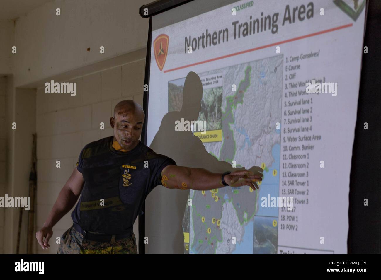 STATI UNITI Chisoni marito, un istruttore capo al Jungle Warfare Training Center, istruisce Marines con i membri della III Marine Expeditionary Force, Japan Ground Self-Defense Force, e i rappresentanti dei media di Okinawan al JWTC, Okinawa, Japan, 26 ottobre 2022. III MEF ha ospitato un seminario sui media per i rappresentanti dei media di Okinawan per fornire una migliore comprensione di ciò che il III MEF fa al fine di migliorare le relazioni con la loro nazione ospitante. I rappresentanti dei media hanno avuto l'opportunità di volare su aerei militari, osservare le gamme di fuoco vivo e visitare il JWTC. Marito è un Wiggin Foto Stock