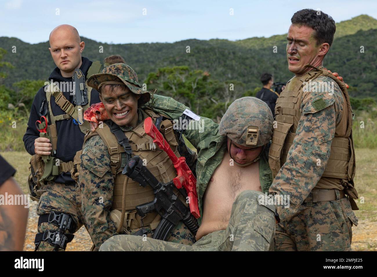 I marinai statunitensi e della Marina assegnati alla III Marine Expeditionary Force partecipano a un corso di medicina nella giungla presso il Jungle Warfare Training Center di Okinawa, Giappone, 26 ottobre 2022. III MEF ha ospitato un seminario sui media per i rappresentanti dei media di Okinawan per fornire una migliore comprensione di ciò che il III MEF fa al fine di migliorare le relazioni con la loro nazione ospitante. I rappresentanti dei media hanno avuto l'opportunità di volare su aerei militari, osservare le gamme di fuoco vivo e visitare il JWTC. Foto Stock