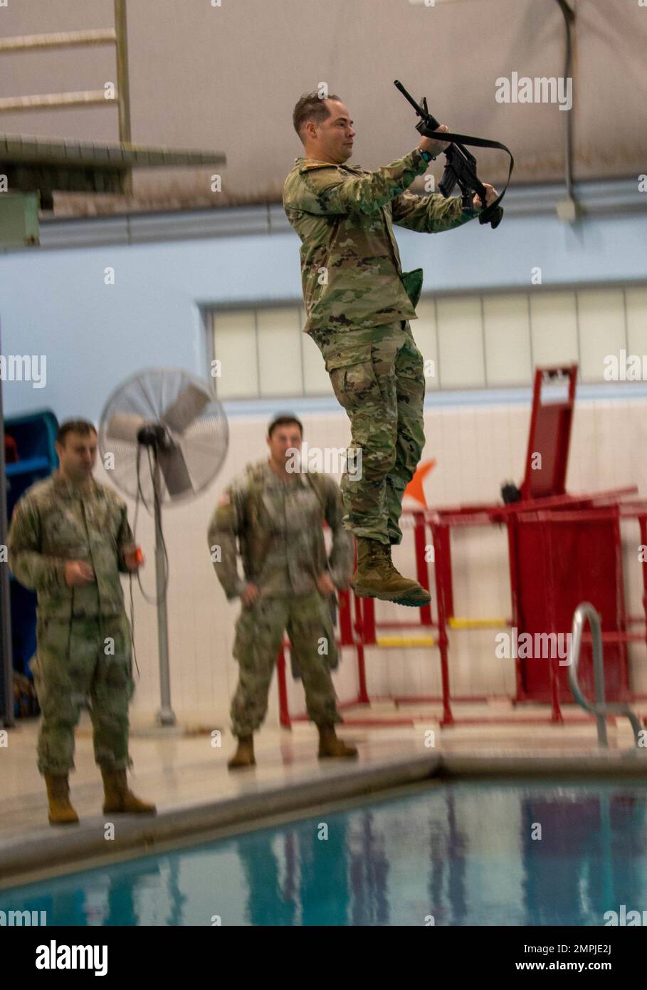 STATI UNITI Keith Estes, membro del personale dell'esercito, cade in una piscina come parte di un test di idoneità per la sopravvivenza dell'acqua durante il Medical Readiness Command, Pacific's Fiscal Year 2023 Best Medic Competition, 26 ottobre 2022 presso la base militare Lewis-McChord, Washington. Otto soldati di alto livello provenienti da tutta la MRC, P, hanno partecipato a dieci eventi in tre giorni, tra cui una marcia di 15 km, test di sopravvivenza in acqua, tirocini, assistenza contro gli incidenti e molto altro ancora. Foto Stock