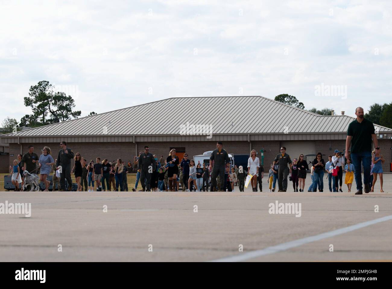 Famiglie di piloti di caccia assegnati al 79th Fighter Squadron (FS) corrono verso i loro cari sulla linea di volo durante un evento di ridistribuzione presso la Shaw Air Force base, S.C., 27 ottobre 2022. Il 79th FS ha collaborato con il Regno dell’Arabia Saudita per scoraggiare l’Iran, competere strategicamente e contrastare le organizzazioni estremiste violente. Foto Stock