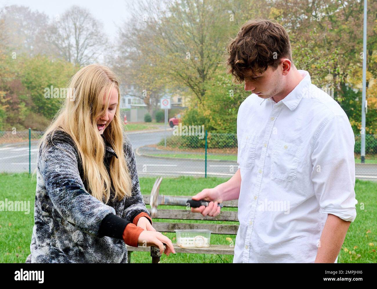 Grace Fitzpatrick, coordinatore della divisione ambientale Garrison-Bavaria dell'esercito degli Stati Uniti, collabora con uno studente della scuola superiore di Vilseck per determinare la composizione del suolo del giardino delle Rose Barracks il 27 ottobre 2022. La lezione è stata condotta come parte del corso di scienze ambientali di posizionamento avanzato dello studente. Foto Stock