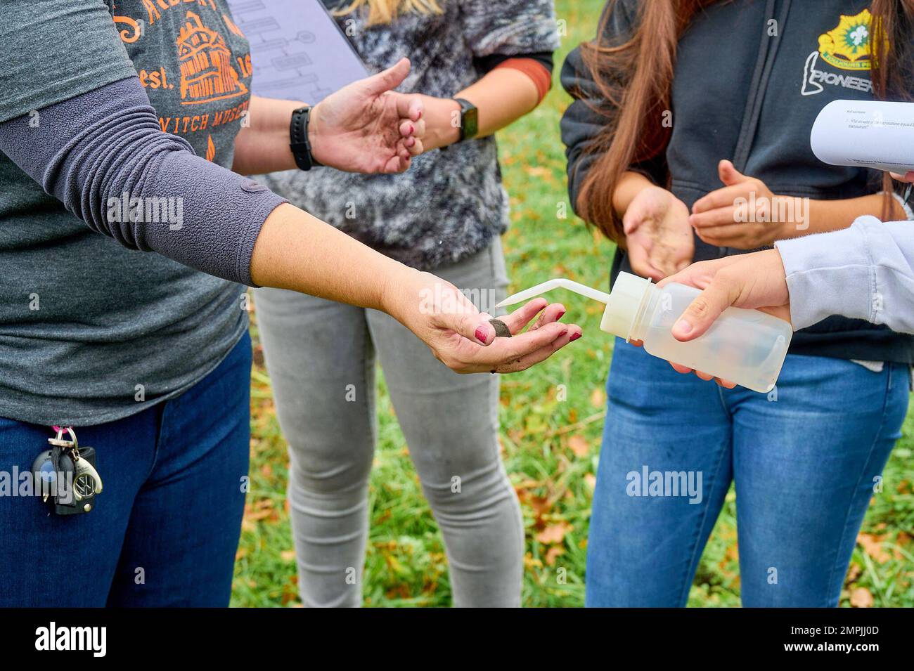 Michelle dare, insegnante di scienze della scuola superiore di Vilseck, lavora con gli studenti della scuola superiore di Vilseck per determinare la composizione del terreno del giardino delle Rose Barracks il 27 ottobre 2022 sulle Rose Barracks, Germania. La lezione è stata condotta come parte del corso di scienze ambientali di posizionamento avanzato dello studente. Foto Stock