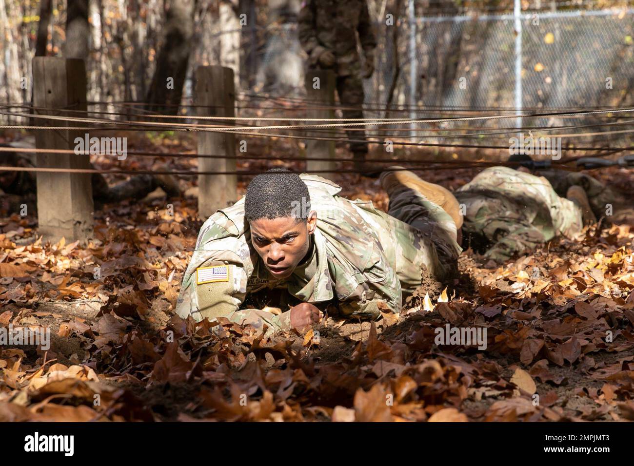 Cadet Eddie Wilson, Georgia Military College, rimane concentrato mentre gareggia nel Confidence Course durante il 1st° Army ROTC Ranger Challenge della Brigata il 28 ottobre a Fort Knox, Ky. Il Ranger Challenge si svolge dal 26 al 29 ottobre e le due squadre più importanti si sfidano nel Sandhurst Military Skills Competition dell'accademia militare di West Point nell'aprile 2023. | Foto di Sarah Windmueller, Stati Uniti Comando del cadetto dell'esercito Affari pubblici Foto Stock