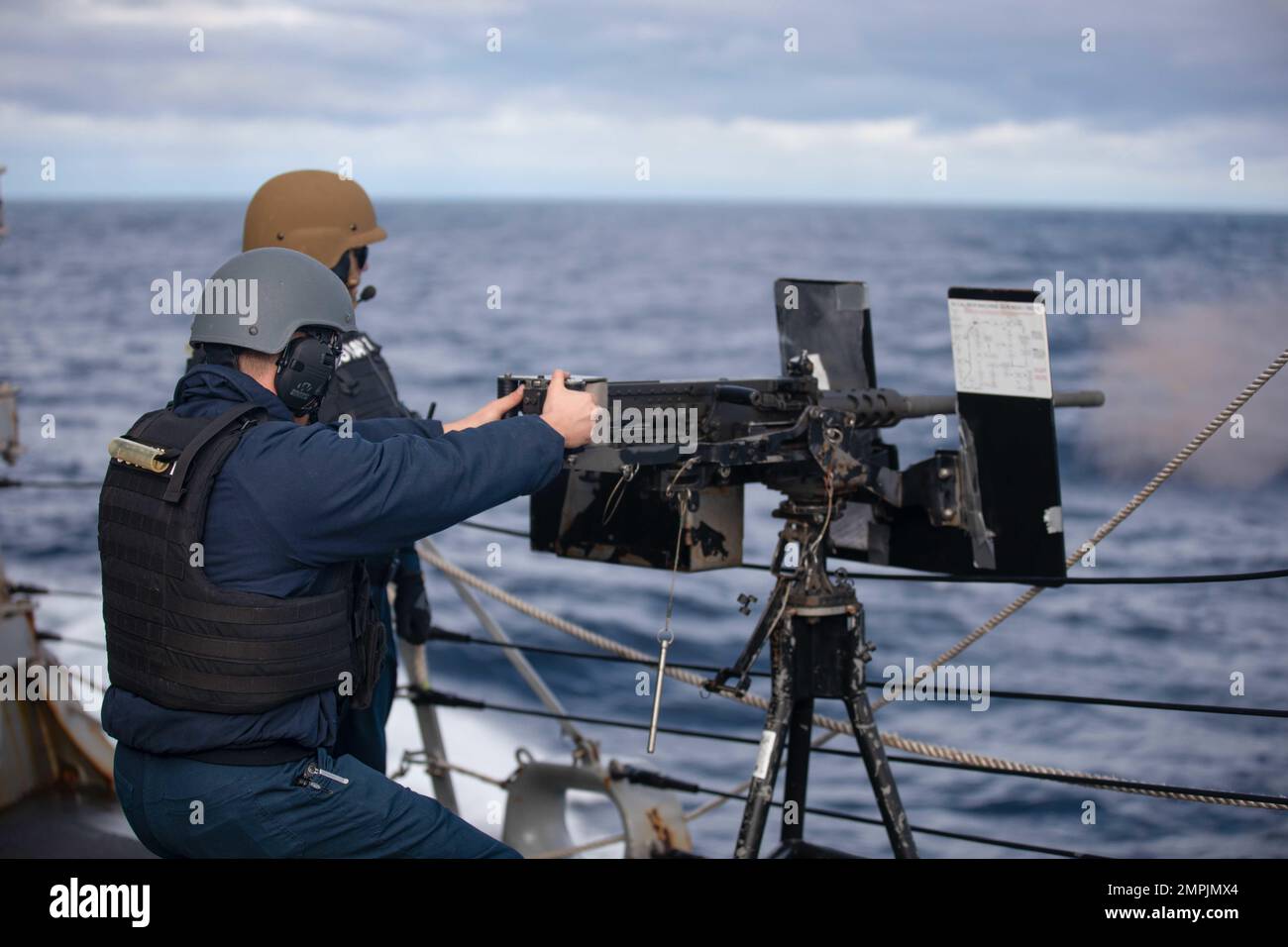 Information Systems Technician 1st Class Bradley Evans lancia una mitragliatrice pesante calibro M2 .50 a bordo del cacciatorpediniere missilistico guidato di classe Arleigh Burke USS Thomas Hudner (DDG 116) come parte del Gerald R. Ford Carrier Strike Group, 28 ottobre 2022. La prima portaerei della classe USS Gerald R. Ford (CVN 78) è sul suo spiegamento inaugurale che conduce la formazione e le operazioni insieme agli alleati e ai partner della NATO per migliorare l'integrazione degli Stati Uniti L’impegno della Marina a favore di una regione atlantica pacifica, stabile e priva di conflitti. Foto Stock