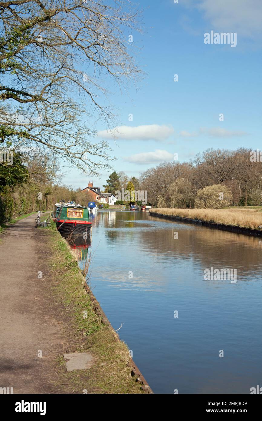 Il canale Macclesfield in una giornata di primavera a Poynton Cheshire più alta Inghilterra Foto Stock