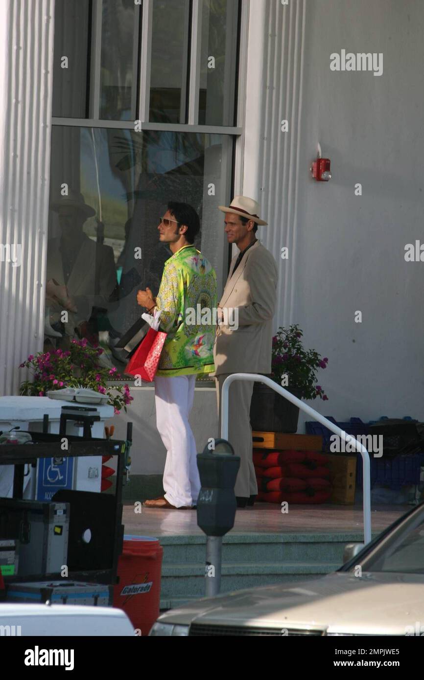 Jim Carrey filma 'i Love You Phillip Morris' nel quartiere Art Deco di Ocean Drive a Miami Beach. Il film è la storia di Steven Russel, un uomo sposato e padre di uno che si è innamorato del suo compagno di cella, Phillip Morris. Russel aveva sempre saputo che era gay e quando lui e Morris sono stati gettati insieme in una prigione a Houston scintille volare. Il libro in cui il film è basato sulle cronache Russel spettacolari interruzioni della prigione in cui farà tutto il possibile per essere con il rilasciato Morris, ogni pausa che si svolge un Venerdì il 13th. Miami, Florida 4/28/08 Foto Stock