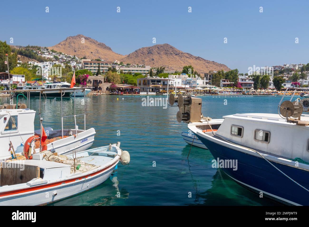 Barche ormeggiate al porto di Akyarlar in Turchia, montagne sullo sfondo Foto Stock