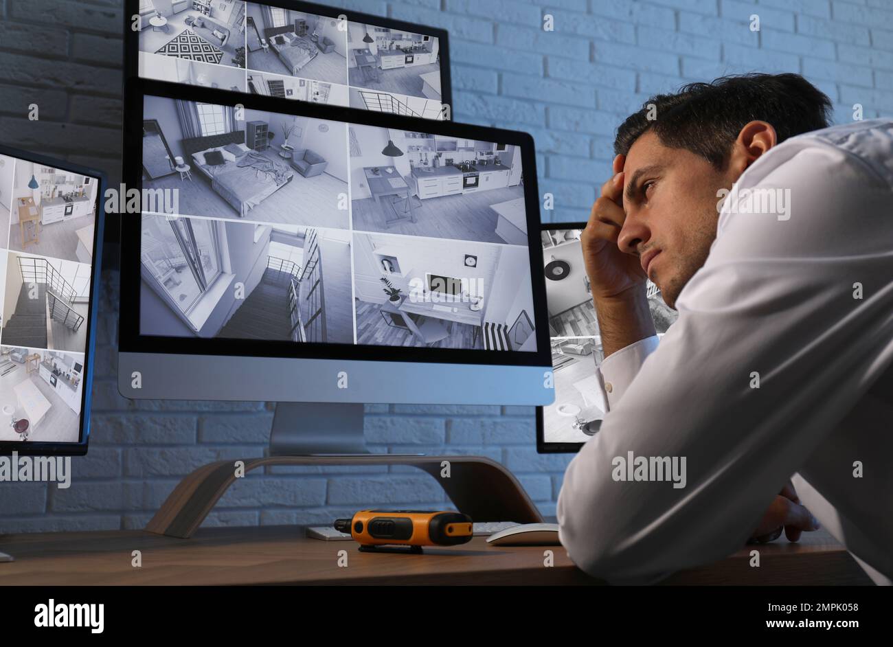 Telecamere di monitoraggio della protezione di sicurezza maschile sul luogo di lavoro Foto Stock