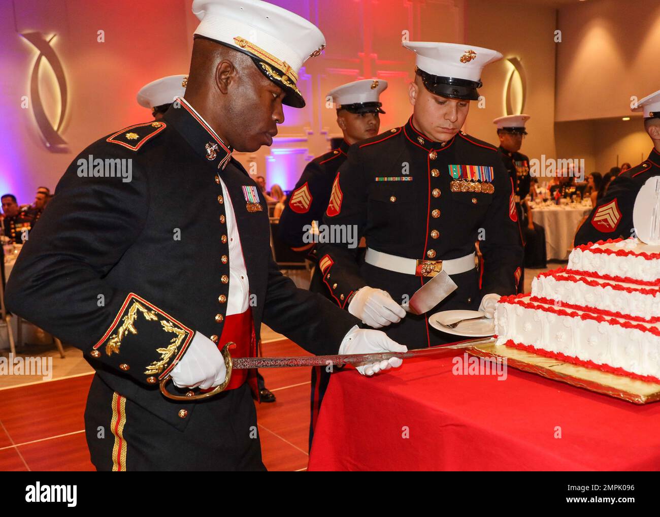 STATI UNITI Dwayne Littlejohn, ufficiale comandante della stazione di reclutamento di Fort Lauderdale, taglia la torta durante il ballo di compleanno del corpo dei Marine del 247th all'Hilton Miami Downtown di Miami, Florida, 29 ottobre 2022. Ogni anno si tiene una celebrazione per il compleanno del corpo Marino per riflettere sulle tradizioni, la storia e l'eredità del corpo Marino. Foto Stock