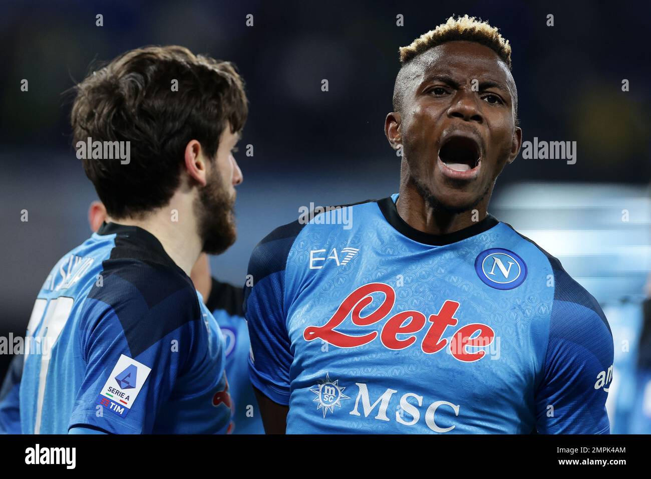 Victor Osimhen di SSC Napoli festeggia con il compagno di squadra Khvicha Kvaratskhelia dopo aver segnato il gol di 1-0 durante la Serie A partita di calcio tra Foto Stock