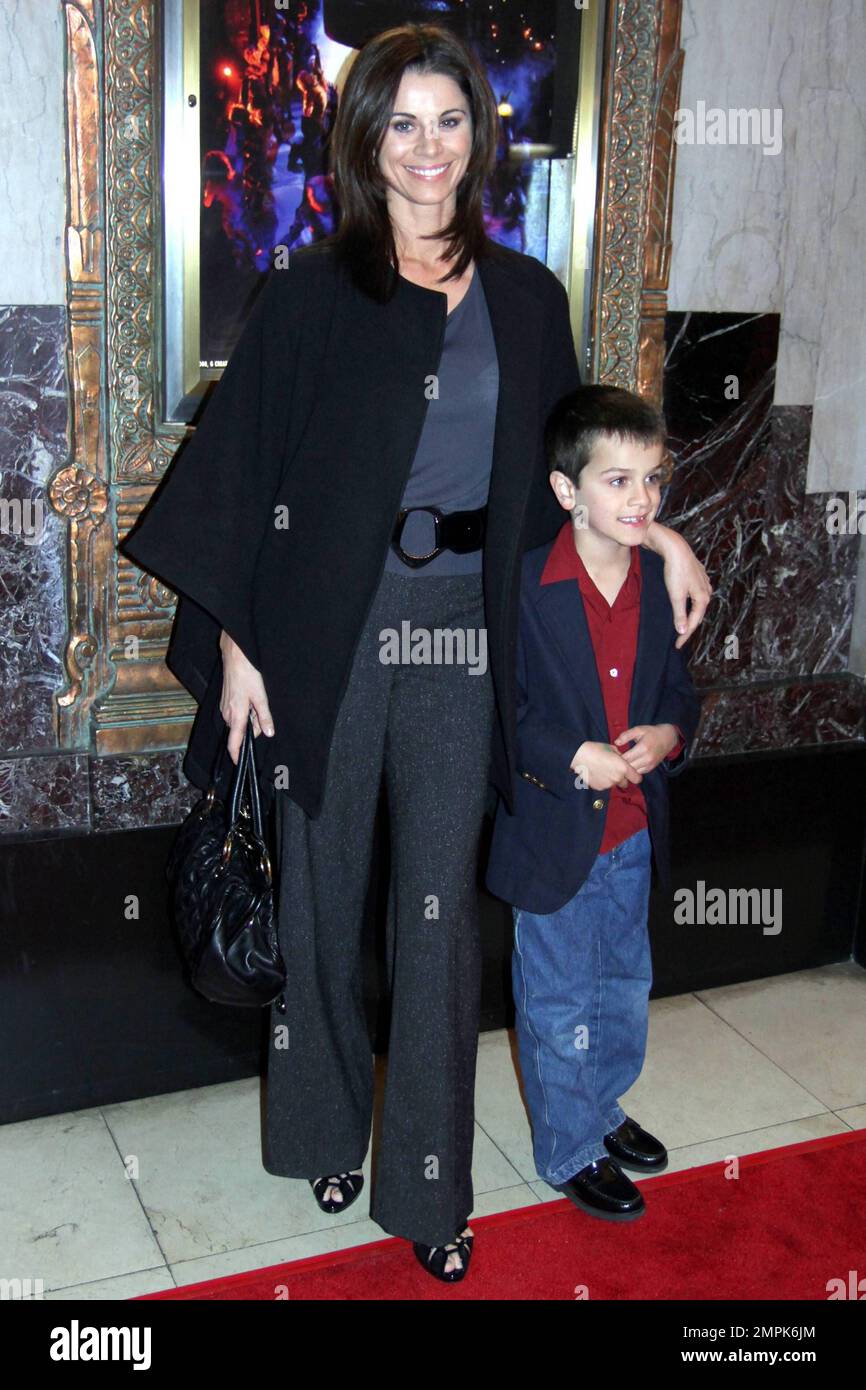 Jennifer Taylor arriva con suo figlio Jake sul tappeto rosso per la notte di apertura dei 'Cats' di Andrew Lloyd Weber, al Pantages Theatre di Hollywood, CA. 3/9/10. . Foto Stock