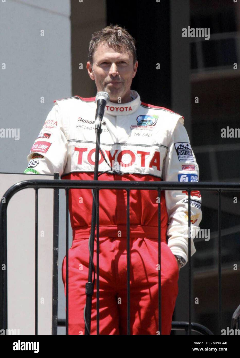 Tim Daly partecipa alle intervie post-gara dopo il Gran Premio delle celebrità di Long Beach. Keanu Reeves ha vinto i massimi onori per la gara di celebrità e al Unser, Jr. Ha vinto il totale dai professionisti. Long Beach, California. 4/18/09. Foto Stock