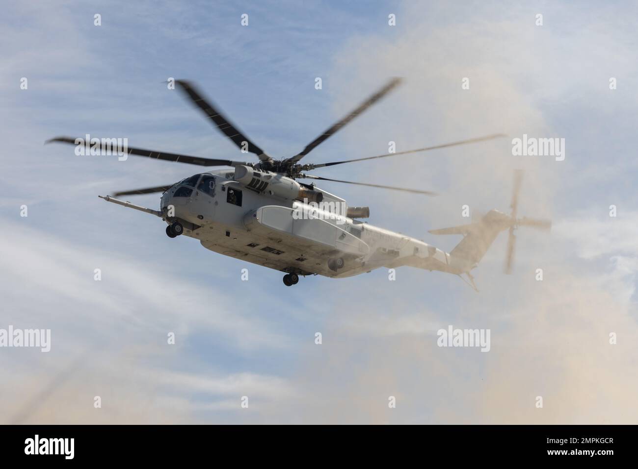 NEGLI STATI UNITI Marine Corps CH-53 elicottero con Marine Heavy Helicopter Squadron 461, Marine Aircraft Group 29, 2D Marine Aircraft Wing (MAW), si prepara ad atterrare durante un'operazione di armamento e rifornimento (FARP) con Marine Wing Support Squadron 273, Marine Air Control Group 28, 2nd MAW, durante un esercizio sul campo a ft. Stewart, Georgia, 1 novembre 2022. Un FARP è un sito temporaneo in cui gli aeromobili possono essere rialimentati e armati, consentendo operazioni prolungate più vicine all'area operativa. L'esercizio sul campo consisteva in operazioni FARP, intervalli, recupero di base dopo l'attacco e molti altri Foto Stock