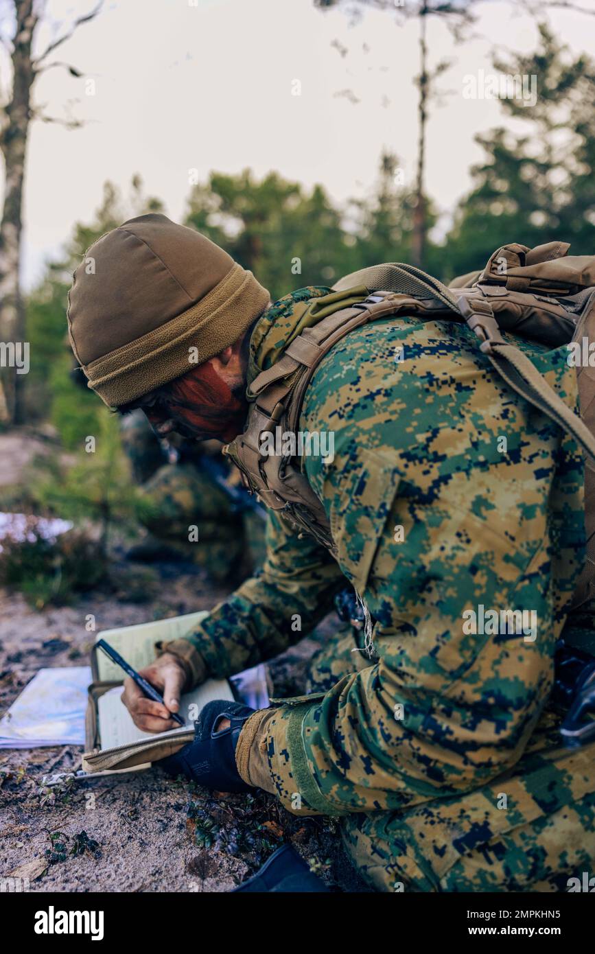 STATI UNITI Marine Corps Lance CPL. Micha Keough, un osservatore congiunto di incendi, con Battle Logistics Battalion 6 (CLB-6), Combat Logistics Regiment 2, 2nd Marine Logistics Group, appezzamenti punti su una mappa prima della gamma di Malta finlandese a Syndalen, Finlandia 1 2022 novembre. Task Force Red Cloud, con sede centrale da Elements of CLB-6, viene distribuita in Finlandia a sostegno degli esercizi SYD 2022 e Freezing Winds 2022 per migliorare l'interdipendenza tra Stati Uniti e Finlandia nel settore marittimo; consolidare la manovra marittima bilaterale all'interno dell'ambiente litoraneo finlandese; e promuovere solide relazioni tra gli Stati Uniti Corpo marino Foto Stock