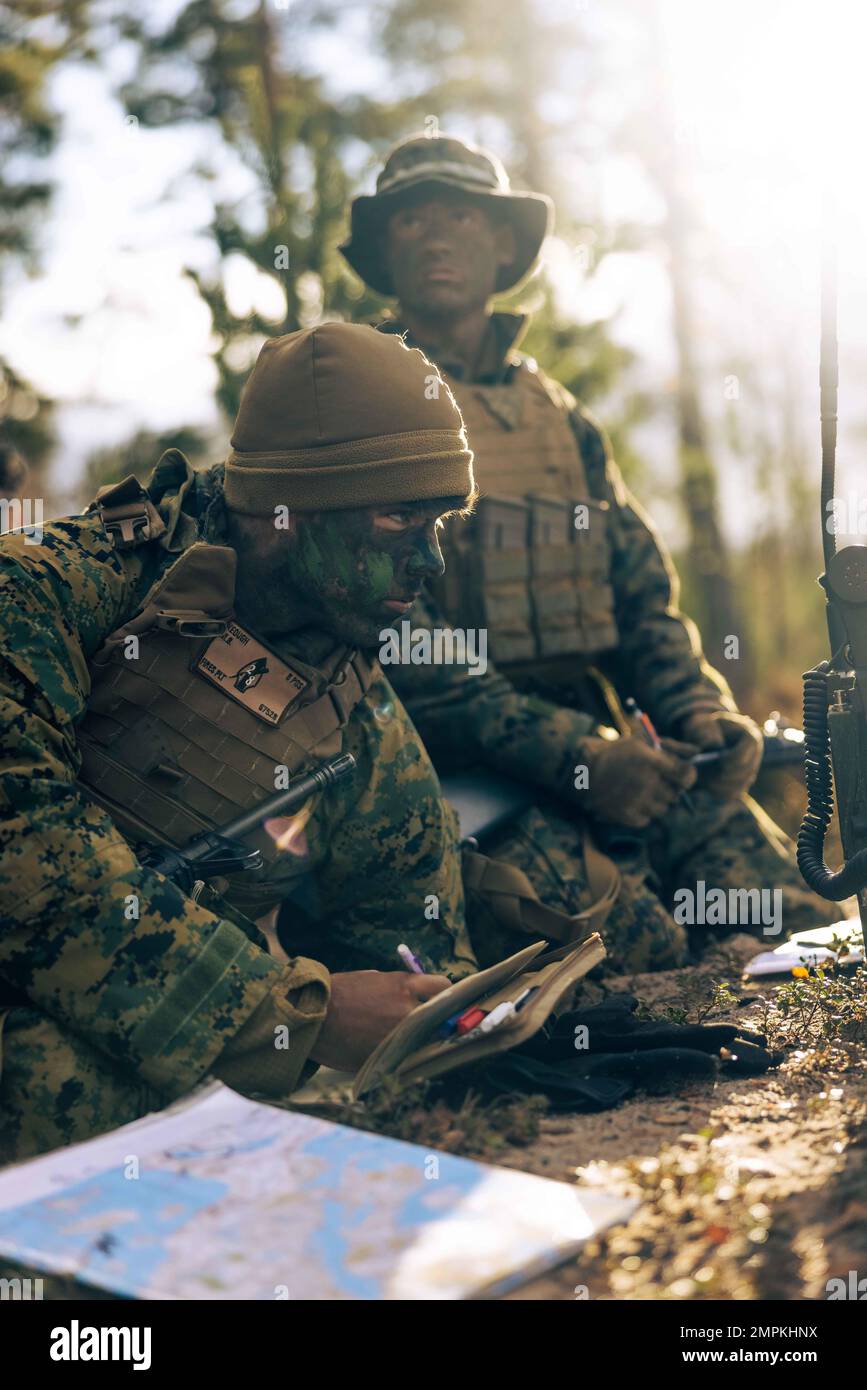 STATI UNITI Marine Corps Lance CPL. Micha Keough, un osservatore congiunto di incendi, con Battle Logistics Battalion 6 (CLB-6), Combat Logistics Regiment 2, 2nd Marine Logistics Group, appezzamenti punti su una mappa prima della gamma di Malta finlandese a Syndalen, Finlandia 1 2022 novembre. Task Force Red Cloud, con sede centrale da Elements of CLB-6, viene distribuita in Finlandia a sostegno degli esercizi SYD 2022 e Freezing Winds 2022 per migliorare l'interdipendenza tra Stati Uniti e Finlandia nel settore marittimo; consolidare la manovra marittima bilaterale all'interno dell'ambiente litoraneo finlandese; e promuovere solide relazioni tra gli Stati Uniti Corpo marino Foto Stock