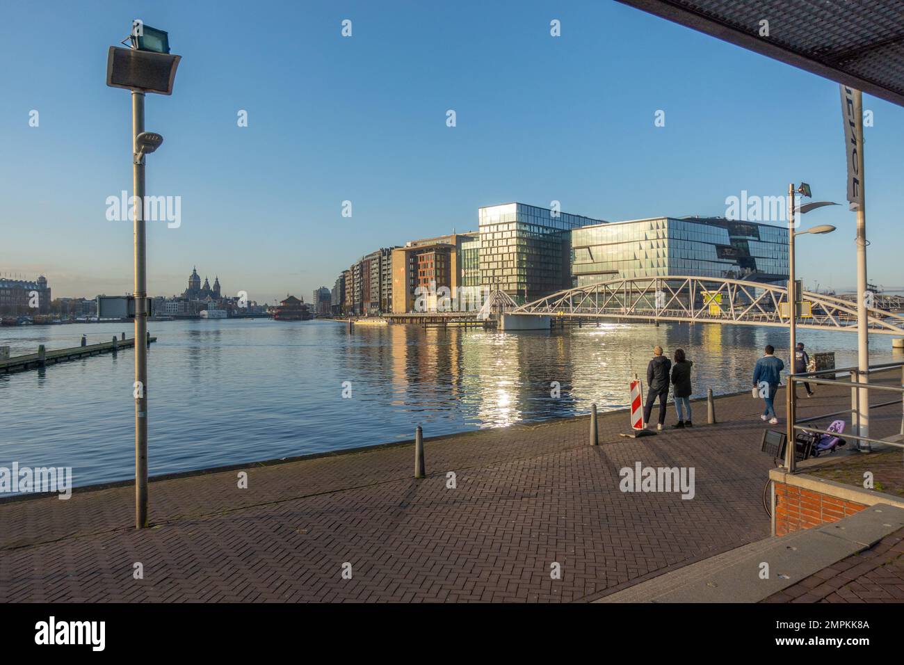 Guardando verso il centro di Amsterdam e il ponte MR. J.J. van der Veldebrug. Oltre Oostgerdock, Amsterdam, Olanda del Nord Foto Stock