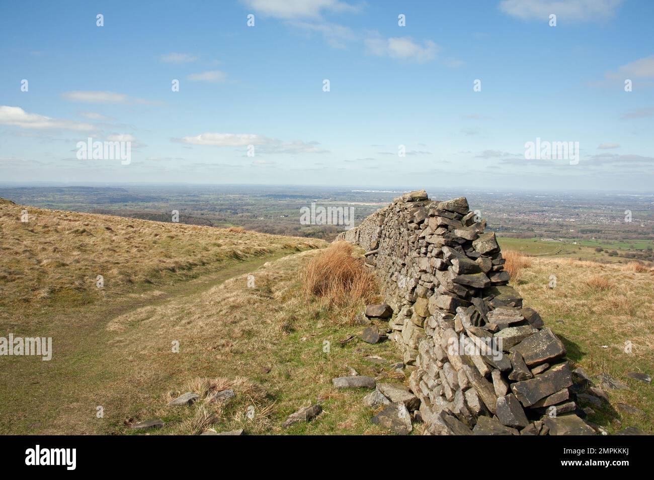 Muro di pietra a secco che segna un confine di campo a Lyme Handley sopra Lyme Park Cheshire Inghilterra Foto Stock