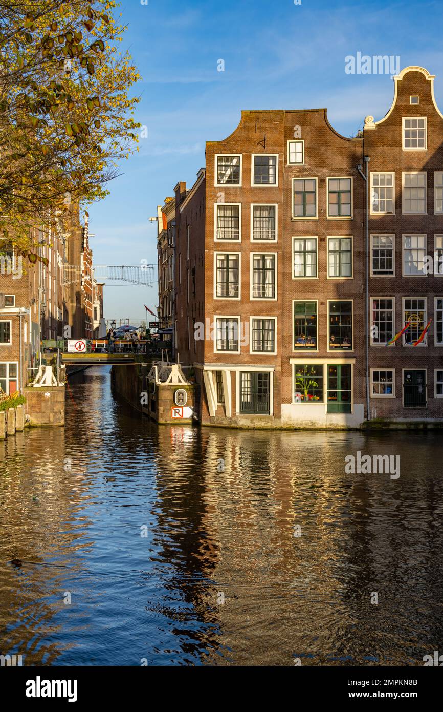 Guardando verso nord lungo il canale Voorburgwal di Oudezijds dal ponte di Armbrug Street. Foto Stock