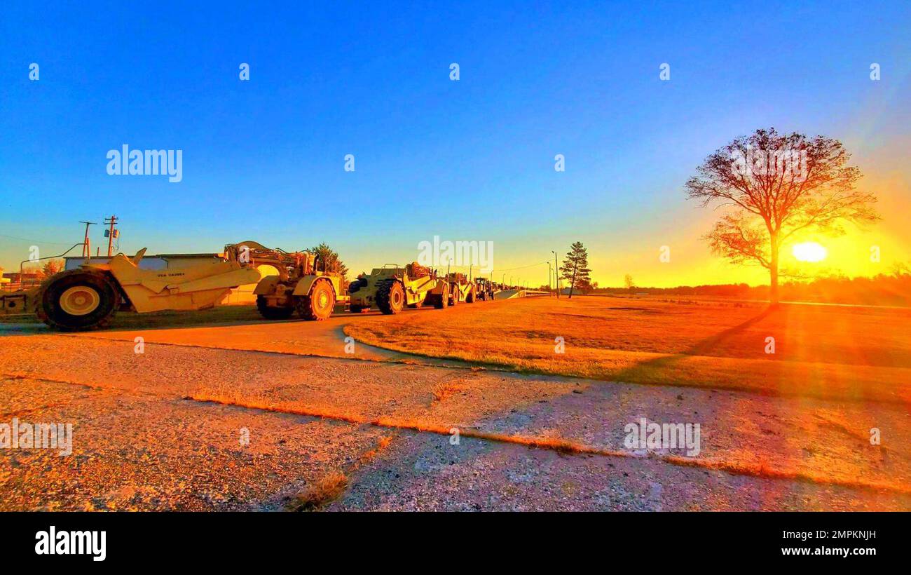 Le vagoni che sono state caricate dai soldati con la 411th Engineer Company della Riserva dell'Esercito con veicoli e attrezzature militari sono mostrate il 2 novembre 2022, presso il cantiere ferroviario di Fort McCoy, Wisconsin. Nel complesso l'azienda ha caricato 128 articoli su vagoni ferroviari attraverso il movimento ferroviario multi-giorno all'installazione per distribuire l'apparecchiatura alla fine negli Stati Uniti Area di responsabilità del comando centrale. Cinque membri del personale del Centro di preparazione alla logistica di Fort McCoy (LRC) hanno assistito al movimento ferroviario e al suo coordinamento. Il modello 411th è l'ultimo di molte unità dell'ultimo decennio a tenere i movimenti ferroviari a Fort McCoy. Come m Foto Stock