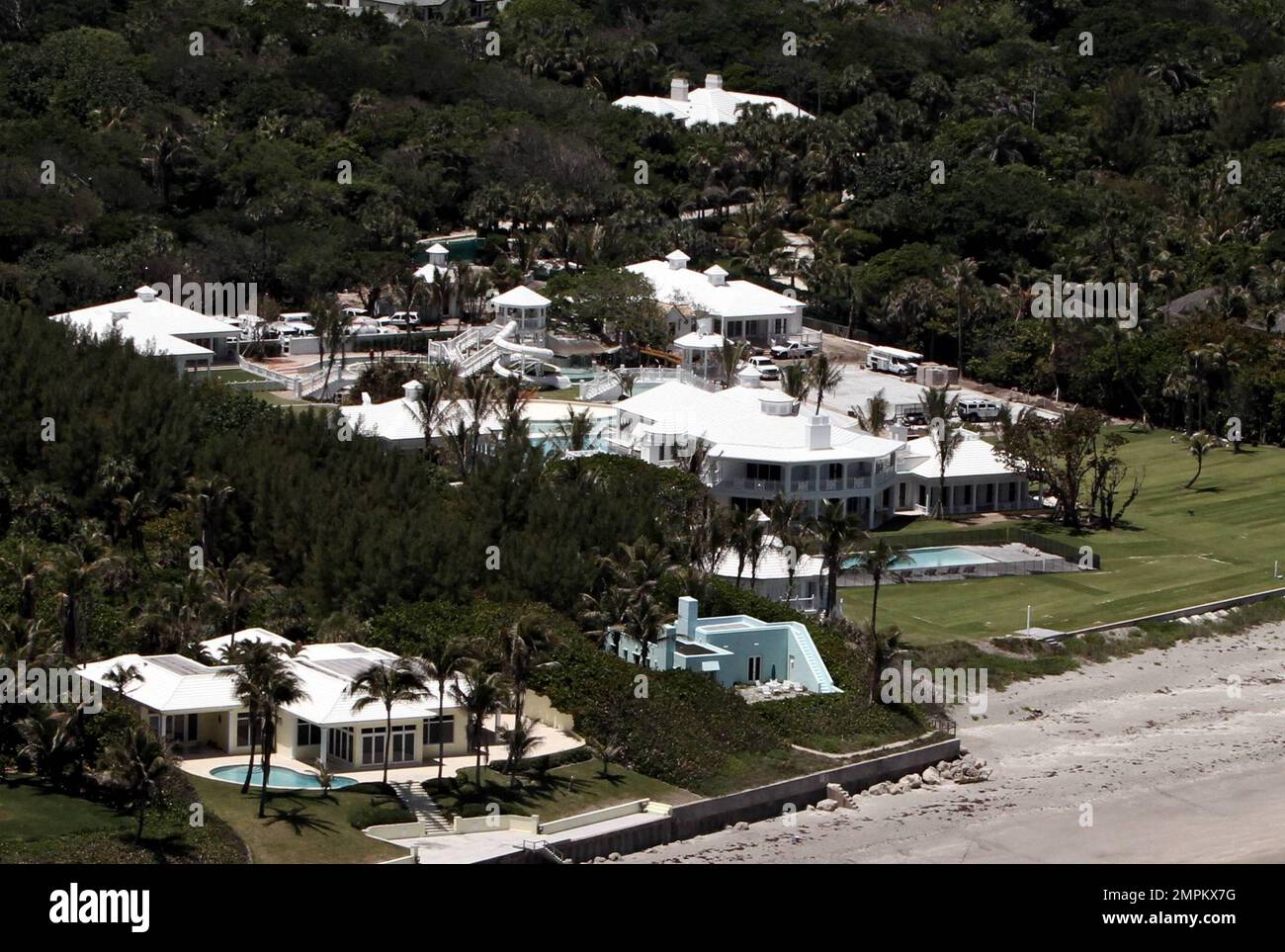 Vedute aeree del nuovo paradiso lungomare di Celine Dion sull'Isola di Giove, dove vivono alcune delle persone più ricche del mondo. Il nuovo palazzo di Celine, da $20 milioni di dollari, sta per essere completato e la superstar ha persino incluso il suo parco acquatico all'interno dell'hotel, con un'enorme piscina, un fiume lento e uno scivolo acquatico. Giove, FL. 4/27/10. Foto Stock