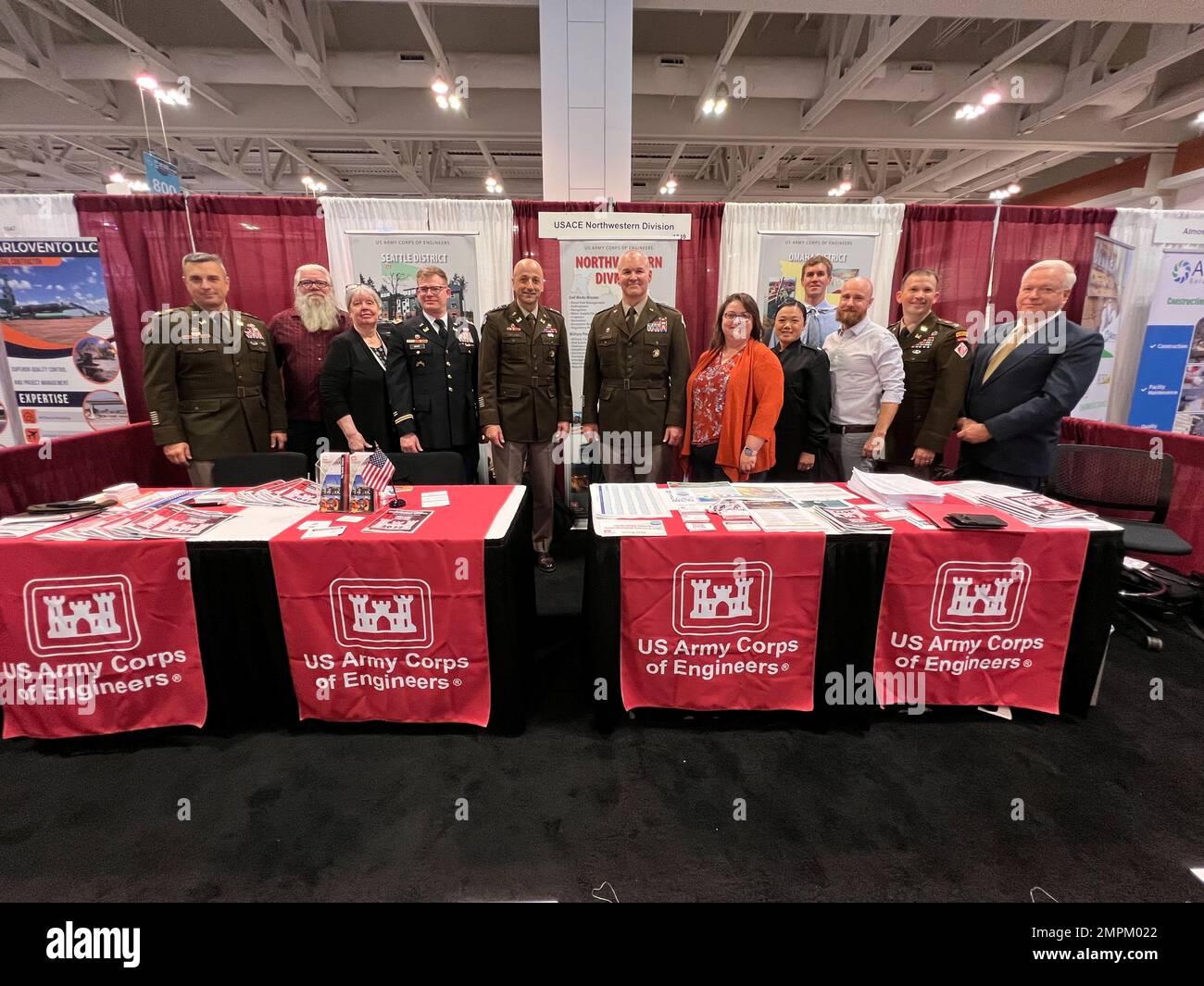 Il generale di brigata Geoff Van Epps, comandante dell'USACE, Northwestern Division, insieme ai comandanti distrettuali dell'USACE, pose con rappresentanti di piccoli programmi di affari da tutto il distretto, durante la Society of American Military Engineers Conference (SAME) del 2022, dal 2 al 4 novembre 2022, a Nashville, Tennessee. Northwestern Division, Seattle District, Small Business Program, USACE, Foto Stock
