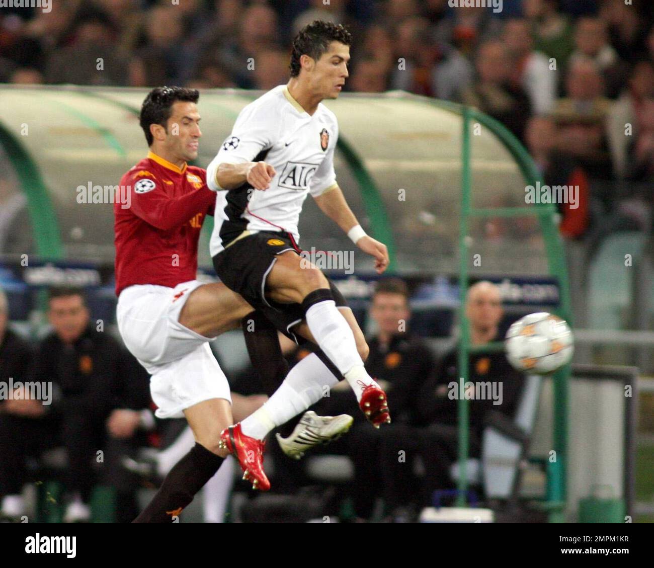 Cristiano Ronaldo combatte a destra Christian Panucci durante la partita Roma-Manchester United per i quarti di finale della Champions League 2008 nello Stadio Olimpico. Roma perde la partita 0-2. Roma, Italia. 4/1/08. Foto Stock