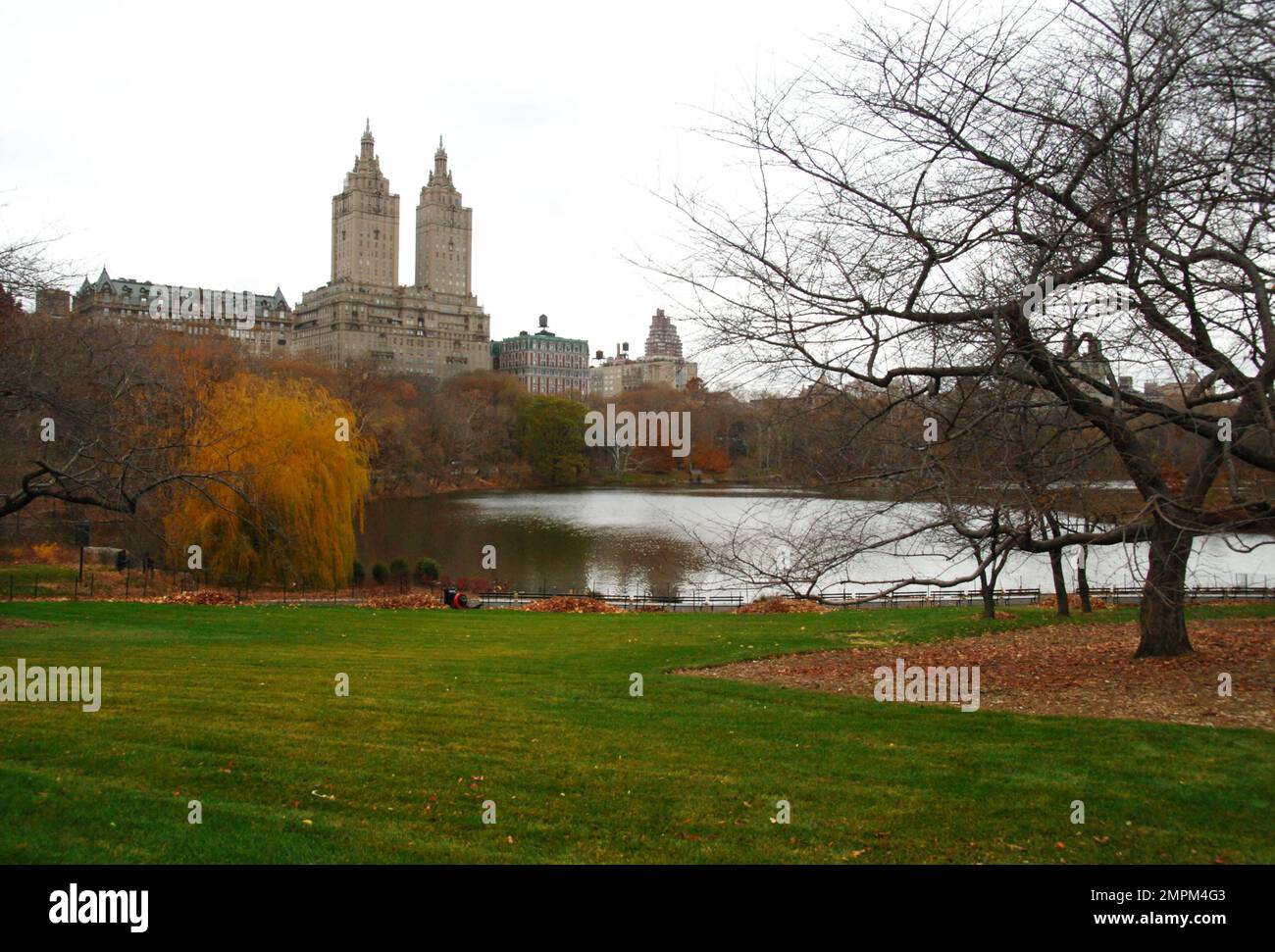 Central Park Lake e il San Remo Building, New York, USA Foto Stock