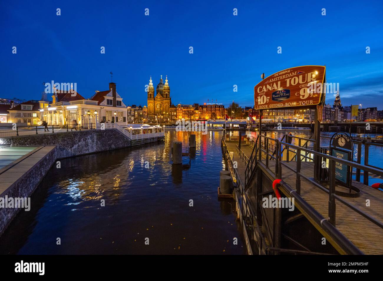 Si affaccia sul porto fino a via Prins Hendrikkade dal fronte della stazione centrale di Amsterdam IJzijde. Foto Stock