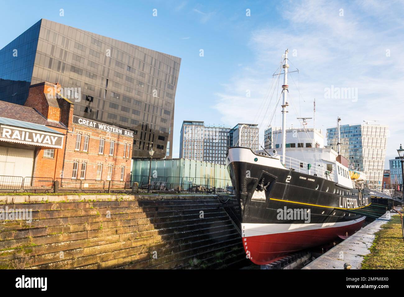 Edmund Gardner, il pilota di Liverpool Cutter n. 2, nella darsena di Liverpool. La barca ha lasciato il servizio nel 1982 ed è ora parte della National Historic Fleet. Foto Stock