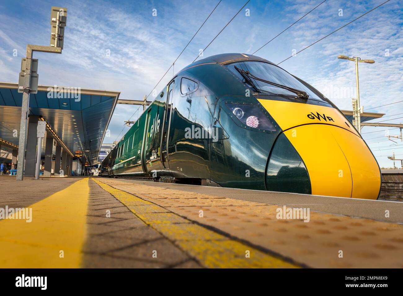 Una locomotiva Great Western Class 802 si allontana dalla piattaforma della Reading Station nel Berkshire. Foto Stock