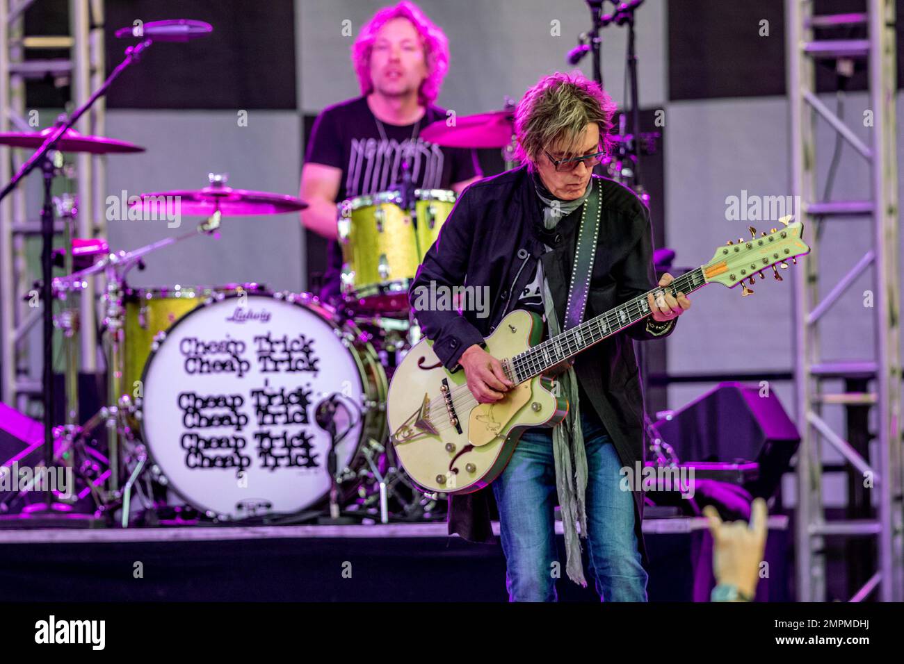 Rock and Roll Hall of Fame Cheap Trick ha dato ai fan delle corse una performance straordinaria dei loro vecchi successi e del nuovo materiale del loro recente album mentre si esibivano a Long Beach, California. 16th aprile 2016. Foto Stock