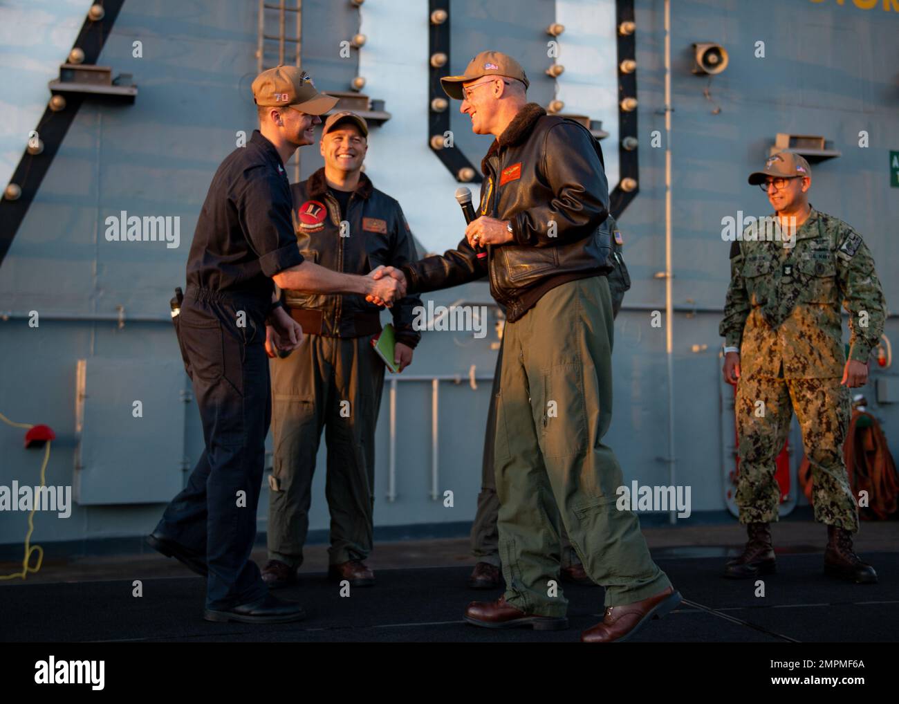 221104-N-MD461-2103 SAN DIEGO (4 novembre 2022) il capitano P. Scott Miller, partito, comandante della portaerei di classe Nimitz USS Carl Vinson (CVN 70), si rivolge all'equipaggio durante una chiamata a tutte le mani sul ponte di volo della nave. Vinson è attualmente pierside nel suo homeport di San Diego. Foto Stock